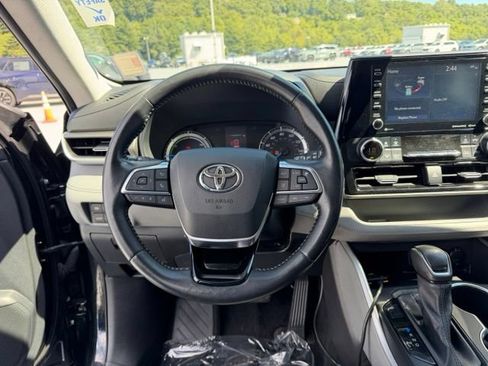 Used 2020 Toyota Highlander LE AWD/4WD image 13