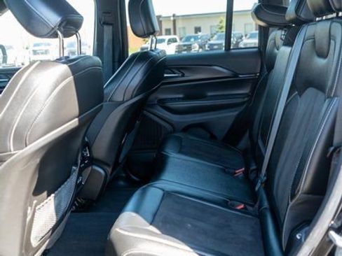 Used 2023 Jeep Grand Cherokee Altitude AWD/4WD image 11