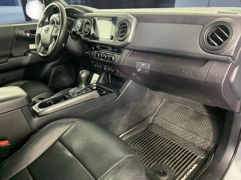 Used 2018 Toyota Tacoma TRD Off-Road w/ TRD Premium Off Road Package AWD/4WD image 14