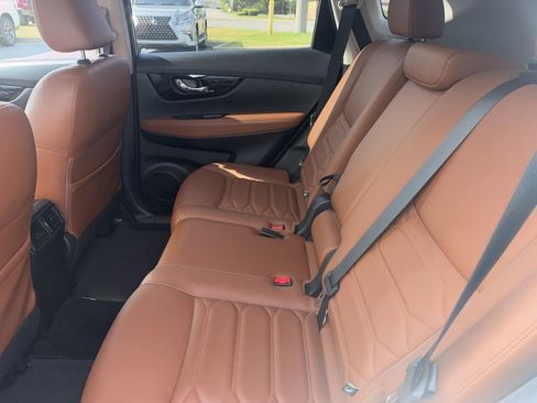 Used 2018 Nissan Rogue SL w/ Premium Package FWD image 3