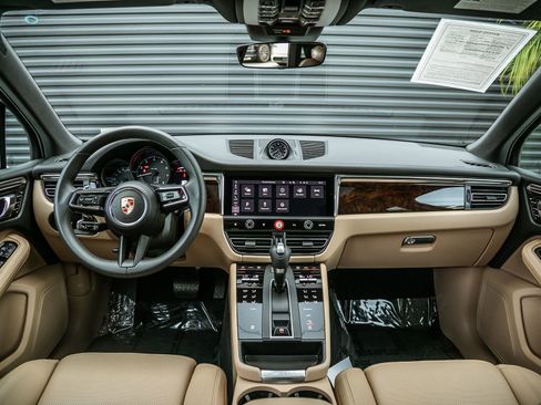 Certified 2026 Porsche Macan image 12