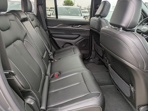 Used 2025 Jeep Grand Cherokee Limited w/ Black Appearance Package image 24