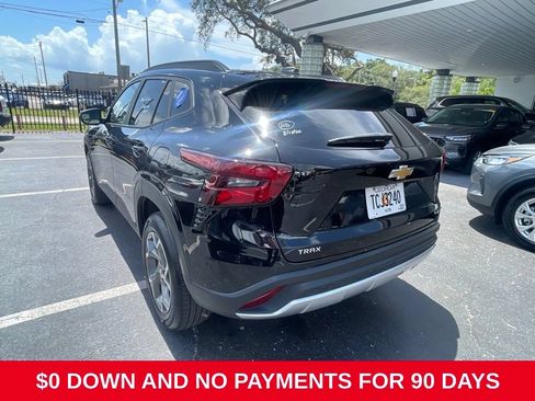 Used 2025 Chevrolet Trax LT w/ LT Convenience Package FWD image 4