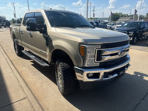 Used 2017 Ford F250 XLT w/ XLT Premium Package AWD/4WD image 8
