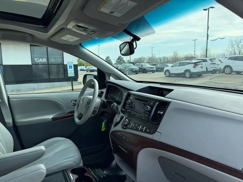 Used 2012 Toyota Sienna XLE image 27