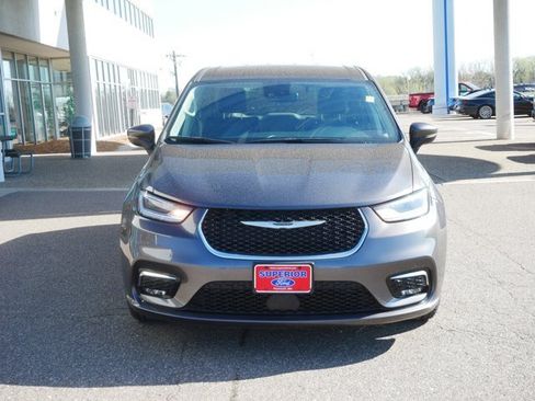 Used 2023 Chrysler Pacifica Touring-L FWD image 2