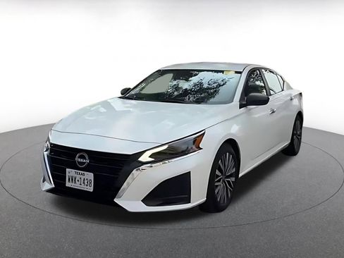 Used 2025 Nissan Altima 2.5 SV FWD image 6