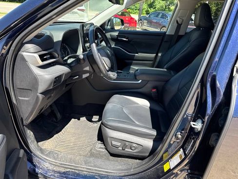 Used 2023 Toyota Highlander XLE AWD/4WD image 13