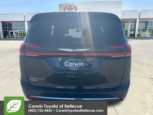 Used 2024 Chrysler Pacifica Touring-L FWD image 4