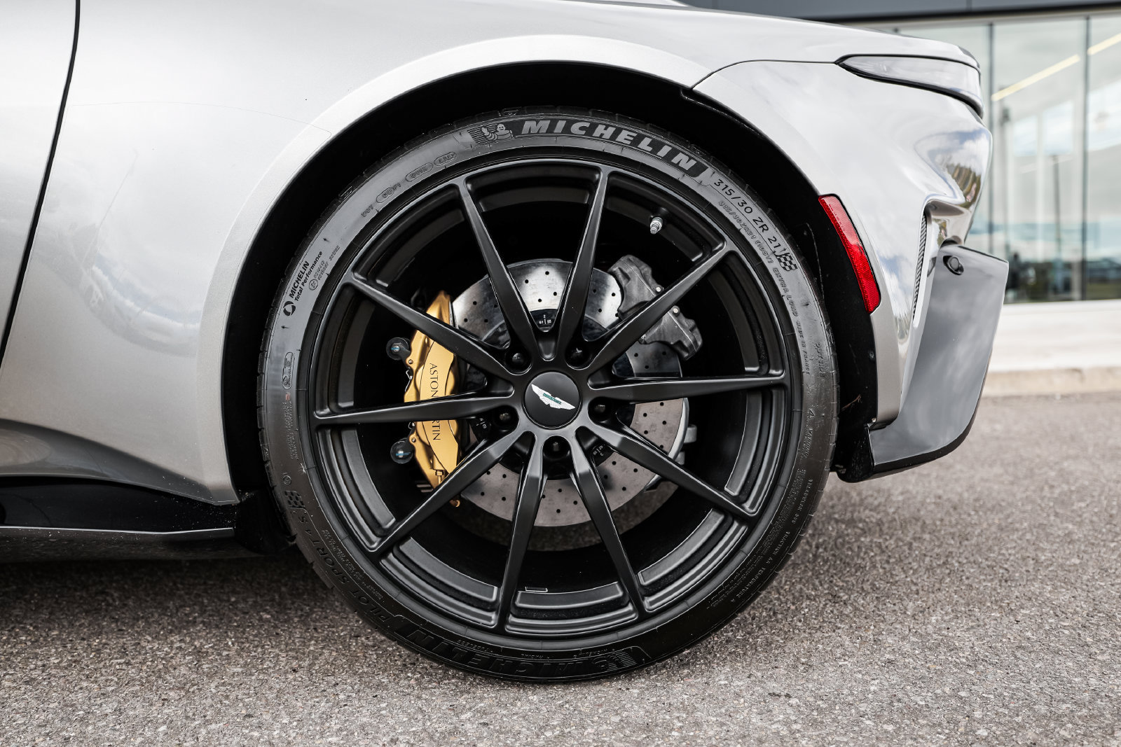 Used 2023 Aston Martin V12 Vantage RWD image 7