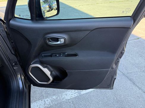 Used 2017 Jeep Renegade Latitude w/ Popular Equipment Group FWD image 20