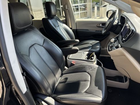 Used 2023 Chrysler Pacifica Touring-L FWD image 26
