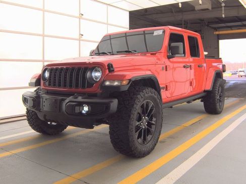 Used 2024 Jeep Gladiator Sport image 1