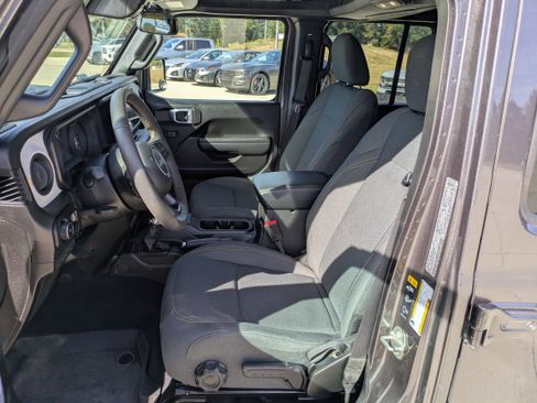 Used 2024 Jeep Wrangler Sport S image 7