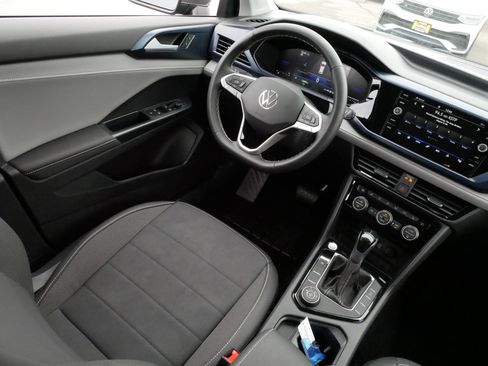 Used 2024 Volkswagen Taos SE image 9