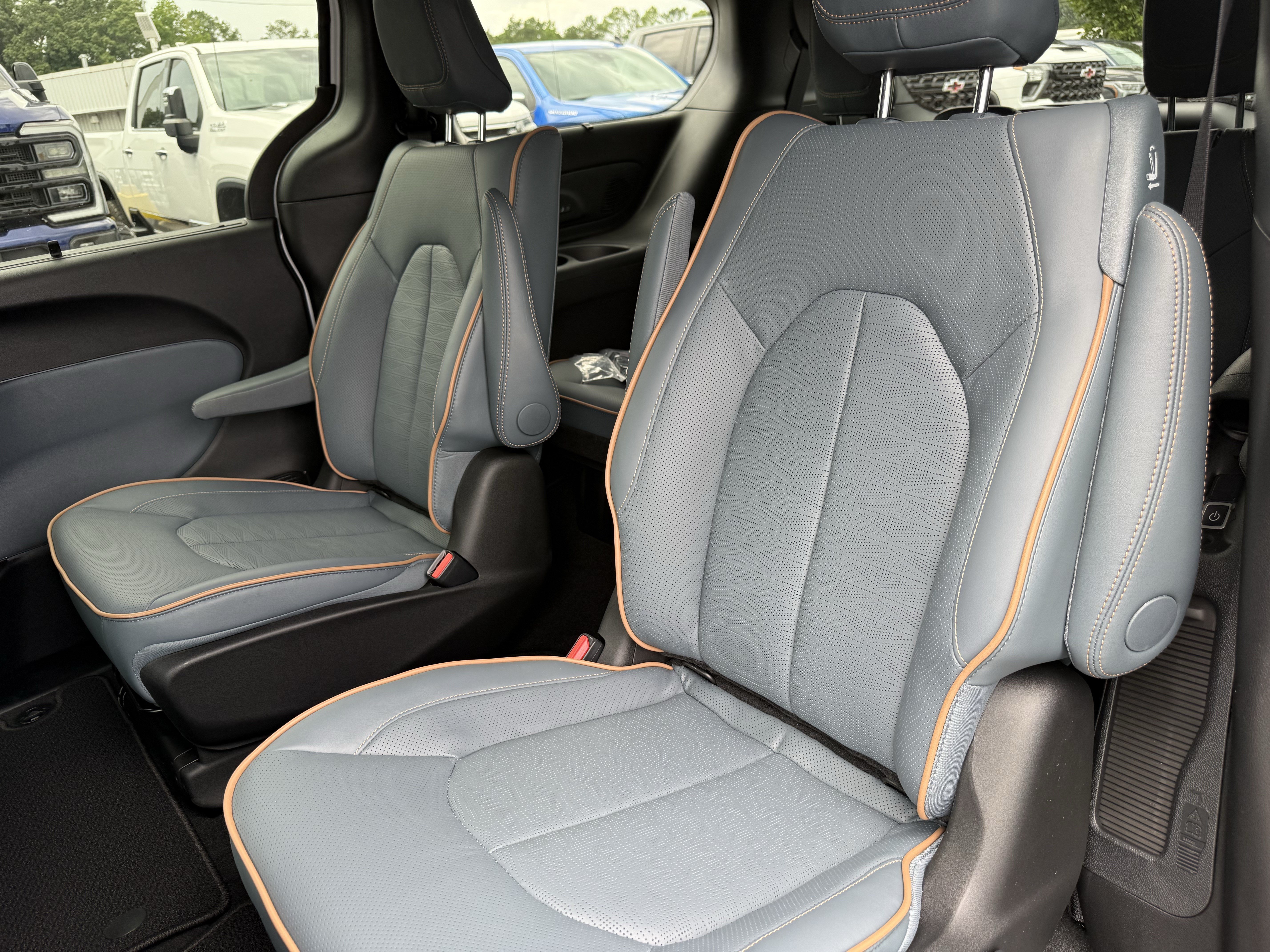 New 2027 Chrysler Pacifica Pinnacle w/ Theater Group FWD image 33