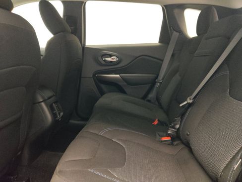 Used 2019 Jeep Cherokee Latitude w/ Popular Appearance Group FWD image 18