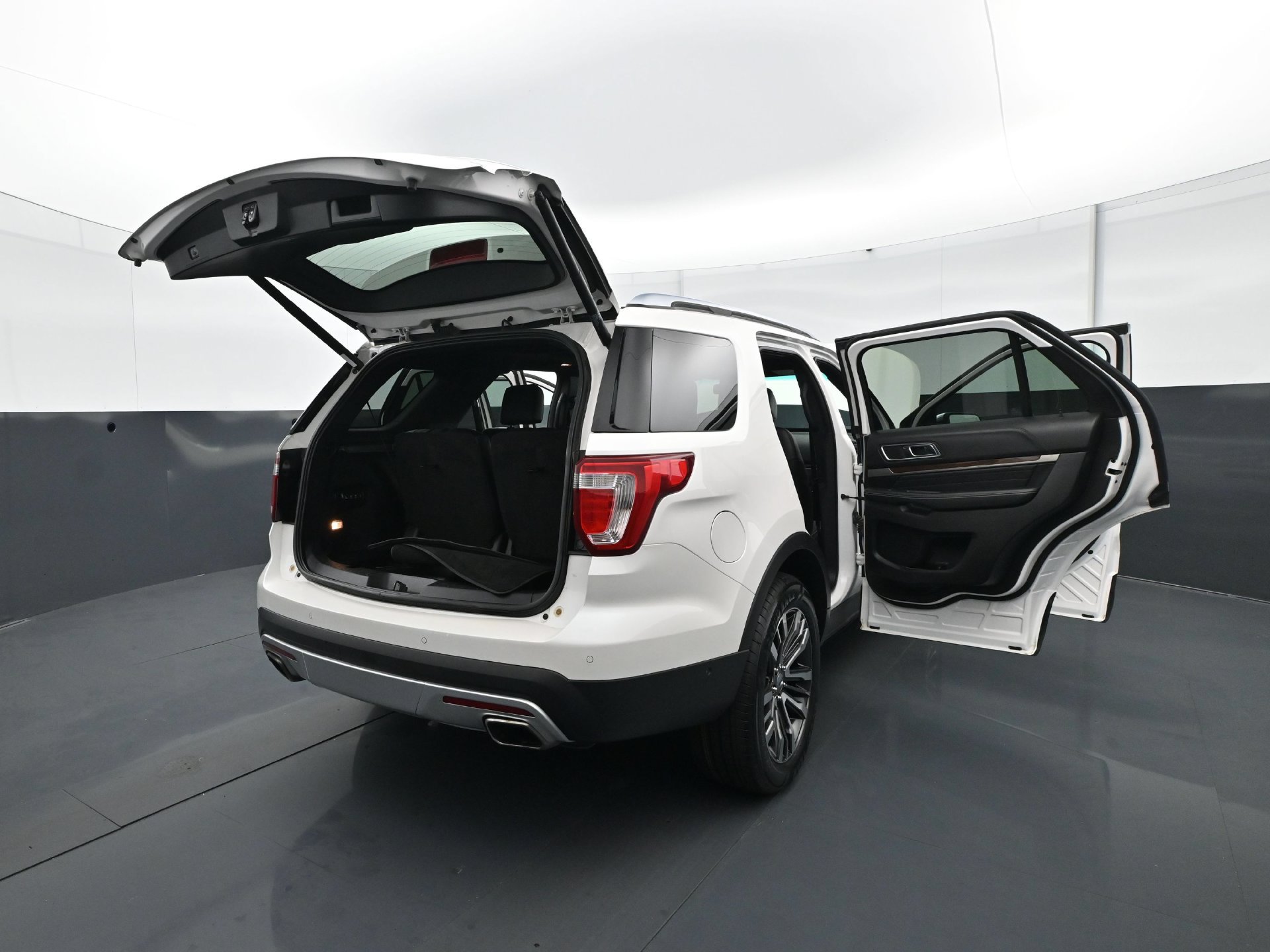 Used 2017 Ford Explorer Platinum AWD/4WD image 34