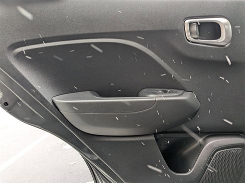 Used 2025 Hyundai Venue SEL image 27