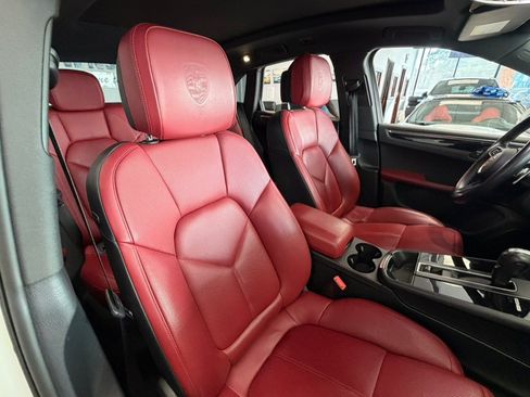 Used 2024 Porsche Macan Turbo AWD/4WD image 34