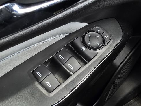 Used 2025 Chevrolet Trax LT FWD image 24