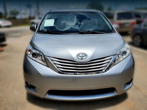 Used 2015 Toyota Sienna XLE FWD image 21