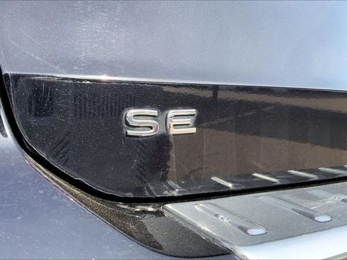 Used 2024 Volkswagen Taos SE w/ Panoramic Sunroof Package FWD image 10