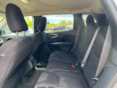 Used 2015 Jeep Cherokee Latitude w/ Cold Weather Group AWD/4WD image 15