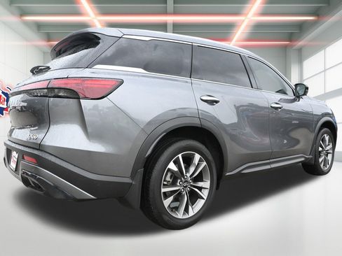 Used 2025 INFINITI QX60 Luxe w/ Vision Package FWD image 3
