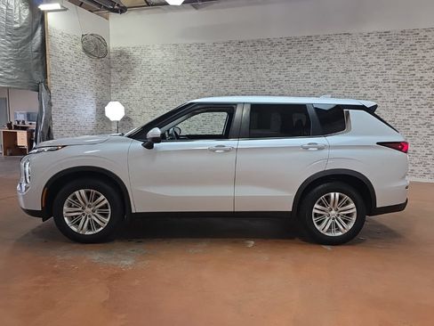 Used 2023 Mitsubishi Outlander ES FWD image 4