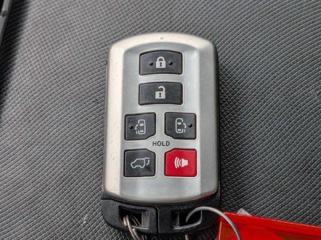 Used 2017 Toyota Sienna XLE Premium FWD image 33