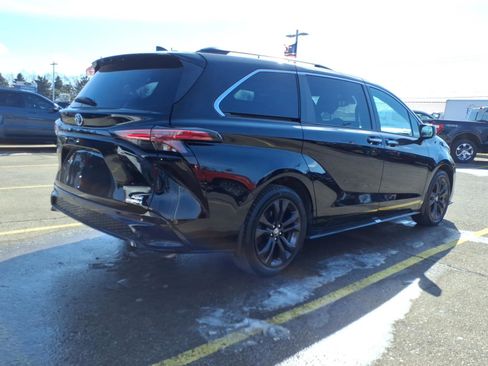 Used 2022 Toyota Sienna XSE image 7