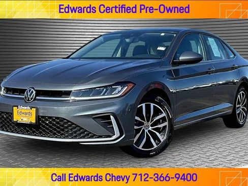 Used 2025 Volkswagen Jetta SE FWD image 1