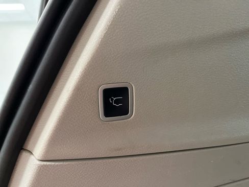 Used 2024 Chrysler Pacifica Touring-L FWD image 13