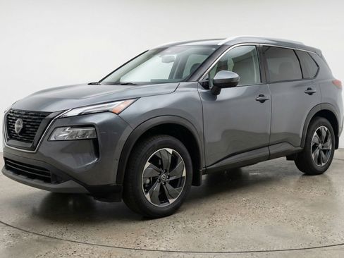 Used 2025 Nissan Rogue SV image 3