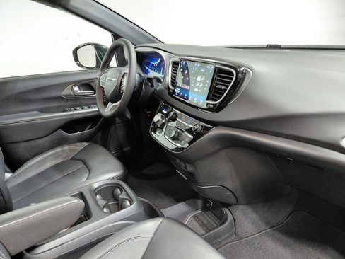 Used 2025 Chrysler Pacifica Select image 24