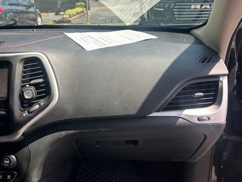 Used 2016 Jeep Cherokee Trailhawk w/ Comfort/Convenience Group AWD/4WD image 24