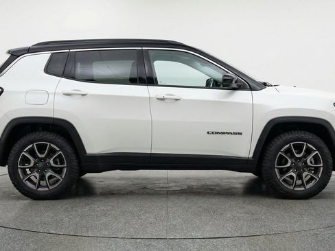 Used 2025 Jeep Compass Trailhawk AWD/4WD image 11