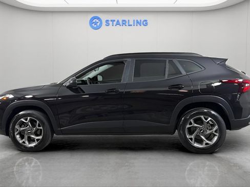 Used 2025 Chevrolet Trax LT w/ Driver Confidence Package FWD image 3