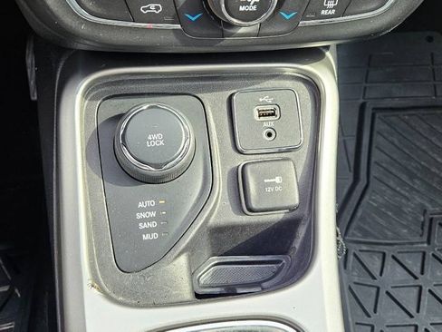 Used 2019 Jeep Compass Latitude AWD/4WD image 11