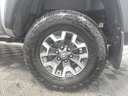 Used 2018 Toyota Tacoma TRD Off-Road w/ Technology Package AWD/4WD image 10