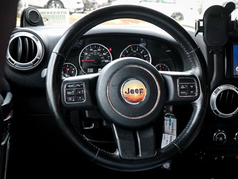 Used 2014 Jeep Wrangler Unlimited Sahara w/ Max Tow Package AWD/4WD image 6