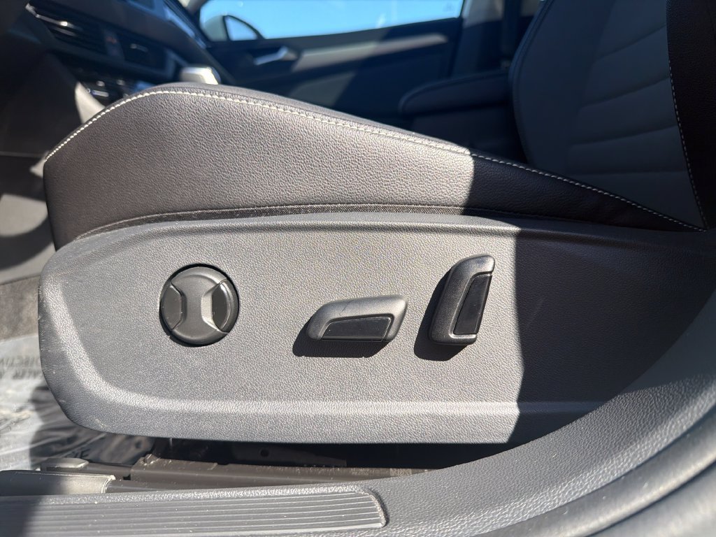 Certified 2025 Volkswagen Jetta SE FWD image 25