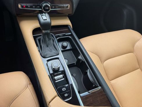 Used 2016 Volvo XC90 T6 Momentum w/ Momentum Plus Package image 18