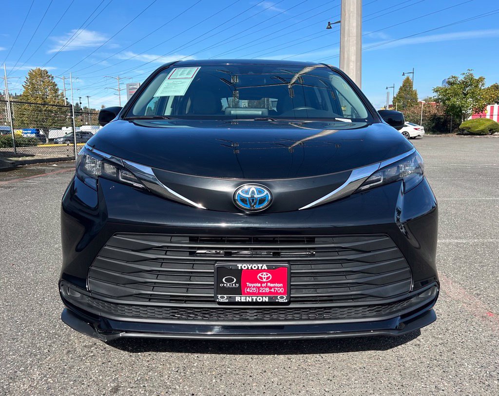 Certified 2024 Toyota Sienna LE AWD/4WD image 2