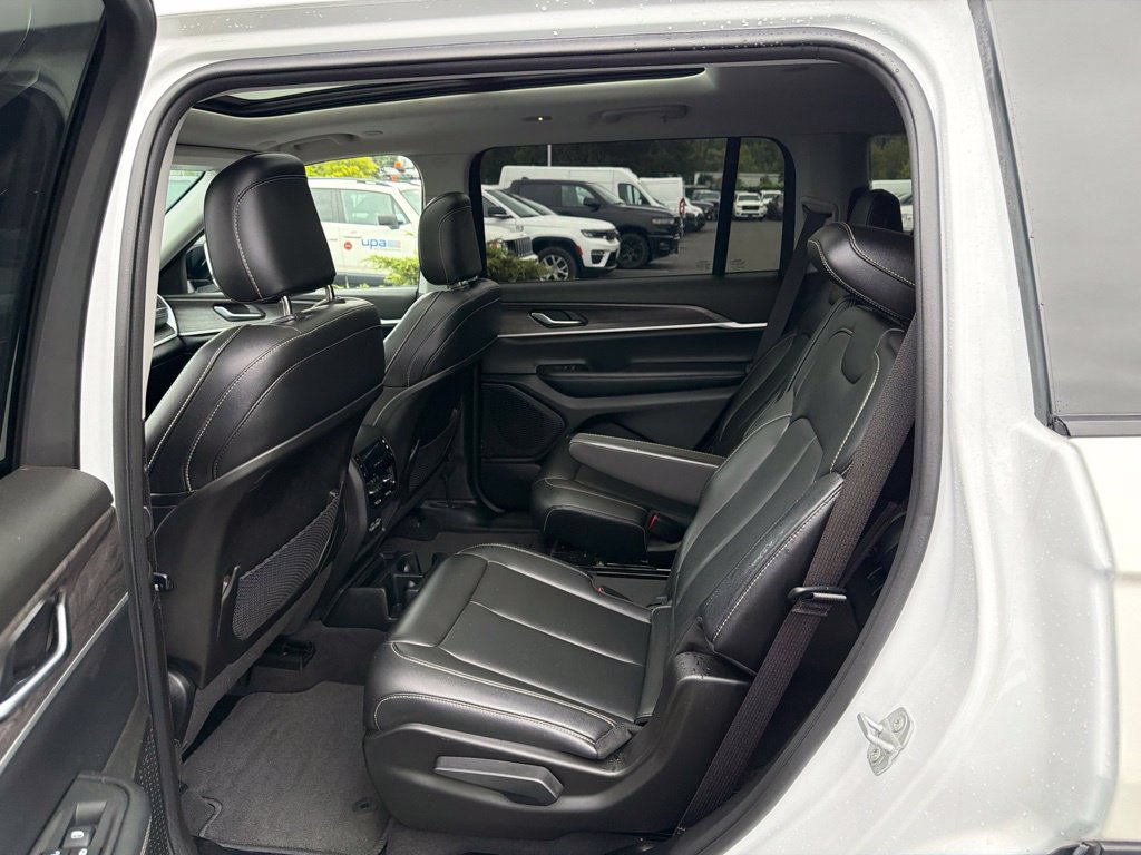 Used 2023 Jeep Grand Cherokee L Limited AWD/4WD image 17