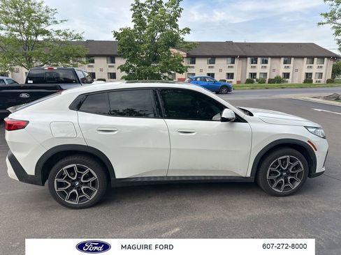 Used 2024 BMW X2 xDrive28i w/ Premium Package AWD/4WD image 3