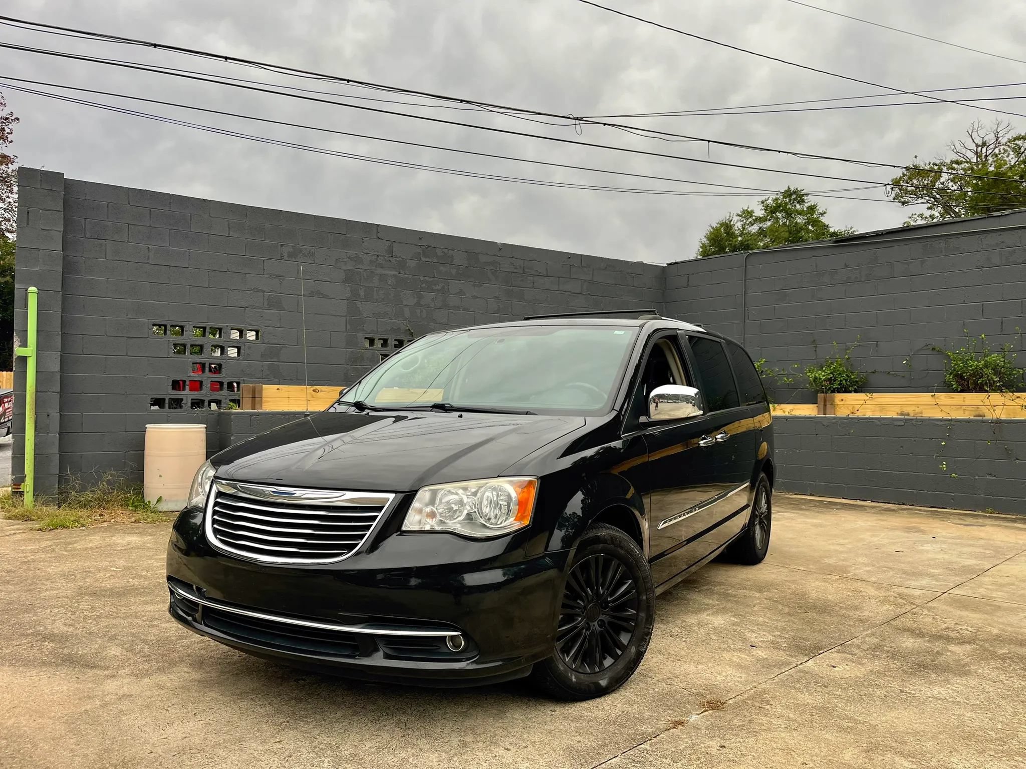 Used 2015 Chrysler Town & Country Limited FWD image 1