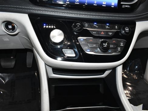 Used 2023 Chrysler Pacifica Limited FWD image 19
