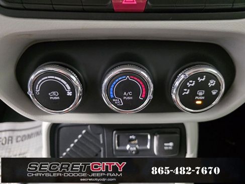 Used 2015 Jeep Renegade Latitude image 23